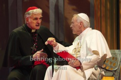 Walter Kreye (Papst Benedikt XVI), Walter Sittler (Kardinal Jorge Mario Bergoglio), "Die Zwei Päpste", Fotoprobe am 28.03.2022 im Renaissance Theater, Premiere am 02.04.2022