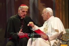 Walter Kreye (Papst Benedikt XVI), Walter Sittler (Kardinal Jorge Mario Bergoglio), "Die Zwei Päpste", Fotoprobe am 28.03.2022 im Renaissance Theater, Premiere am 02.04.2022