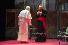 Walter Kreye (Papst Benedikt XVI), Walter Sittler (Kardinal Jorge Mario Bergoglio), "Die Zwei Päpste", Fotoprobe am 28.03.2022 im Renaissance Theater, Premiere am 02.04.2022