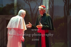 Walter Kreye (Papst Benedikt XVI), Walter Sittler (Kardinal Jorge Mario Bergoglio), "Die Zwei Päpste", Fotoprobe am 28.03.2022 im Renaissance Theater, Premiere am 02.04.2022