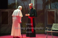 Walter Kreye (Papst Benedikt XVI), Walter Sittler (Kardinal Jorge Mario Bergoglio), "Die Zwei Päpste", Fotoprobe am 28.03.2022 im Renaissance Theater, Premiere am 02.04.2022