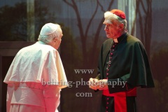 Walter Kreye (Papst Benedikt XVI), Walter Sittler (Kardinal Jorge Mario Bergoglio), "Die Zwei Päpste", Fotoprobe am 28.03.2022 im Renaissance Theater, Premiere am 02.04.2022