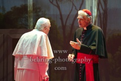 Walter Kreye (Papst Benedikt XVI), Walter Sittler (Kardinal Jorge Mario Bergoglio), "Die Zwei Päpste", Fotoprobe am 28.03.2022 im Renaissance Theater, Premiere am 02.04.2022