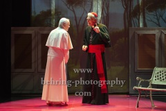 Walter Kreye (Papst Benedikt XVI), Walter Sittler (Kardinal Jorge Mario Bergoglio), "Die Zwei Päpste", Fotoprobe am 28.03.2022 im Renaissance Theater, Premiere am 02.04.2022