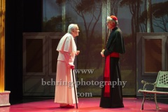 Walter Kreye (Papst Benedikt XVI), Walter Sittler (Kardinal Jorge Mario Bergoglio), "Die Zwei Päpste", Fotoprobe am 28.03.2022 im Renaissance Theater, Premiere am 02.04.2022