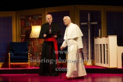 Walter Kreye (Papst Benedikt XVI), Walter Sittler (Kardinal Jorge Mario Bergoglio), "Die Zwei Päpste", Fotoprobe am 28.03.2022 im Renaissance Theater, Premiere am 02.04.2022