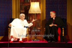 Walter Kreye (Papst Benedikt XVI), Walter Sittler (Kardinal Jorge Mario Bergoglio), "Die Zwei Päpste", Fotoprobe am 28.03.2022 im Renaissance Theater, Premiere am 02.04.2022