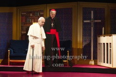 Walter Kreye (Papst Benedikt XVI), Walter Sittler (Kardinal Jorge Mario Bergoglio), "Die Zwei Päpste", Fotoprobe am 28.03.2022 im Renaissance Theater, Premiere am 02.04.2022