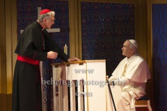 Walter Kreye (Papst Benedikt XVI), Walter Sittler (Kardinal Jorge Mario Bergoglio), "Die Zwei Päpste", Fotoprobe am 28.03.2022 im Renaissance Theater, Premiere am 02.04.2022