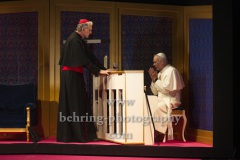 Walter Kreye (Papst Benedikt XVI), Walter Sittler (Kardinal Jorge Mario Bergoglio), "Die Zwei Päpste", Fotoprobe am 28.03.2022 im Renaissance Theater, Premiere am 02.04.2022