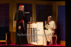 Walter Kreye (Papst Benedikt XVI), Walter Sittler (Kardinal Jorge Mario Bergoglio), "Die Zwei Päpste", Fotoprobe am 28.03.2022 im Renaissance Theater, Premiere am 02.04.2022