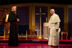 Walter Kreye (Papst Benedikt XVI), Walter Sittler (Kardinal Jorge Mario Bergoglio), "Die Zwei Päpste", Fotoprobe am 28.03.2022 im Renaissance Theater, Premiere am 02.04.2022