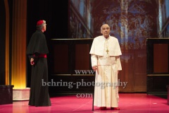 Walter Kreye (Papst Benedikt XVI), Walter Sittler (Kardinal Jorge Mario Bergoglio), "Die Zwei Päpste", Fotoprobe am 28.03.2022 im Renaissance Theater, Premiere am 02.04.2022