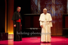 Walter Kreye (Papst Benedikt XVI), Walter Sittler (Kardinal Jorge Mario Bergoglio), "Die Zwei Päpste", Fotoprobe am 28.03.2022 im Renaissance Theater, Premiere am 02.04.2022