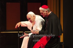 Walter Kreye (Papst Benedikt XVI), Walter Sittler (Kardinal Jorge Mario Bergoglio), "Die Zwei Päpste", Fotoprobe am 28.03.2022 im Renaissance Theater, Premiere am 02.04.2022