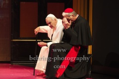 Walter Kreye (Papst Benedikt XVI), Walter Sittler (Kardinal Jorge Mario Bergoglio), "Die Zwei Päpste", Fotoprobe am 28.03.2022 im Renaissance Theater, Premiere am 02.04.2022