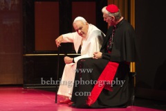 Walter Kreye (Papst Benedikt XVI), Walter Sittler (Kardinal Jorge Mario Bergoglio), "Die Zwei Päpste", Fotoprobe am 28.03.2022 im Renaissance Theater, Premiere am 02.04.2022