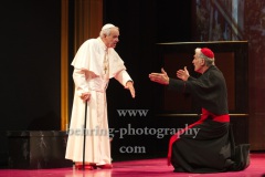 Walter Kreye (Papst Benedikt XVI), Walter Sittler (Kardinal Jorge Mario Bergoglio), "Die Zwei Päpste", Fotoprobe am 28.03.2022 im Renaissance Theater, Premiere am 02.04.2022