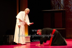 Walter Kreye (Papst Benedikt XVI), Walter Sittler (Kardinal Jorge Mario Bergoglio), "Die Zwei Päpste", Fotoprobe am 28.03.2022 im Renaissance Theater, Premiere am 02.04.2022