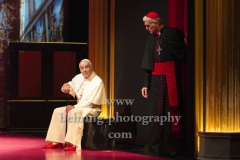 Walter Kreye (Papst Benedikt XVI), Walter Sittler (Kardinal Jorge Mario Bergoglio), "Die Zwei Päpste", Fotoprobe am 28.03.2022 im Renaissance Theater, Premiere am 02.04.2022