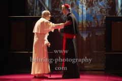 Walter Kreye (Papst Benedikt XVI), Walter Sittler (Kardinal Jorge Mario Bergoglio), "Die Zwei Päpste", Fotoprobe am 28.03.2022 im Renaissance Theater, Premiere am 02.04.2022