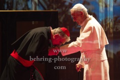 Walter Kreye (Papst Benedikt XVI), Walter Sittler (Kardinal Jorge Mario Bergoglio), "Die Zwei Päpste", Fotoprobe am 28.03.2022 im Renaissance Theater, Premiere am 02.04.2022