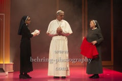 Walter Sittler (Kardinal Jorge Mario Bergoglio), Imogen Kogge (Schwester Brigitta) und Ivy Lißack (Schwester Sophia), "Die Zwei Päpste", Fotoprobe am 28.03.2022 im Renaissance Theater, Premiere am 02.04.2022