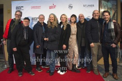 Cast und Crew mit Regisseur Martin Enlen (2.v.l.) und Joachim Krol (3.v.l.), "ENDLICH WITWER - Über alle Berge", Photocall am Roten Teppich, Kino Babylon, Berlin, 18.04.2023