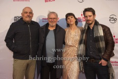 Cast mit Joachim Krol und Michael Baral, "ENDLICH WITWER - Über alle Berge", Photocall am Roten Teppich, Kino Babylon, Berlin, 18.04.2023