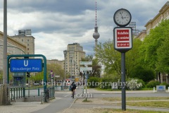 Strassenuhr an der Karl-Marx-Allee mit Blick Richtung Strausberger Platz und Fernsehturm, "STADTANSICHTEN", Berlin, 25.04.2020
