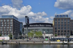 Mercedes-Benz Arena, Blick von der Spree auf die Terrassen mit "East Side Blick"-Restaurant an der East Side Gallery, dahinter Mercedes Platz mit Hotel Indigo, Rechts: "260 Grad"-Bar, im Hintergrund: "Mercedes-Benz Arena", "FRIEDRICHSHAIN", Berlin, 13.05.2020