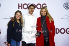 "HOT DOG", Faye Montana mit ihrer Mutter Anne-Sophie Briest und Lukas Rieger, Roter Teppich zur Welt-Premiere im Cine Star Potsdamer Platz, Berlin, 09.01.2018,