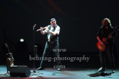 Ian Anderson (Gesang, Floete), Florian Opahle (Gitarre), "Ian Anderson presents JETHRO TULL", "50th Anniversary Tour", Konzert im Theater Am Potsdamer Platz, Berlin, 23.11.2019
