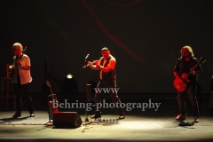 David Goodier (Bass), Ian Anderson (Gesang, Floete), Florian Opahle (Gitarre), "Ian Anderson presents JETHRO TULL", "50th Anniversary Tour", Konzert im Theater Am Potsdamer Platz, Berlin, 23.11.2019