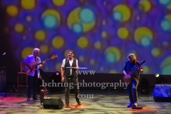 David Goodier (Bass), Ian Anderson (Gesang, Floete), Florian Opahle (Gitarre), "Ian Anderson presents JETHRO TULL", "50th Anniversary Tour", Konzert im Theater Am Potsdamer Platz, Berlin, 23.11.2019