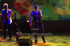 David Goodier (Bass), Ian Anderson (Gesang, Floete), "Ian Anderson presents JETHRO TULL", "50th Anniversary Tour", Konzert im Theater Am Potsdamer Platz, Berlin, 23.11.2019