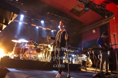 "KODALINE", Steve Garrigan (Gesang), Jason Boland (Bass) und Vinny May (Schlagzeug), "Politics Of Living"-Tour, Konzert im ASTRA Kulturhaus, Berlin, 07.10.2018