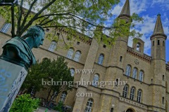 Das Künstlerhaus Bethanien am Mariannenplatz mit dem Denkmal ("Dem Grossen Arzt Bethaniens Dr. Robert Wilms") davor, "KREUZBERG", Berlin, 13.05.2020