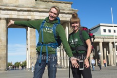 "KulturKilometer", Endlich am Ziel: Laura und Meik erreichen nach 750 km Fussmarsch das Ziel in Berlin, Photo Call am Brandenburger Tor, Berlin, 23.06.2020
