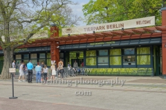 Besucher warten auf den Einlass am Eingang Baerenschaufenster, "Tierpark oeffnet wieder", Berlin, 28.04.2020