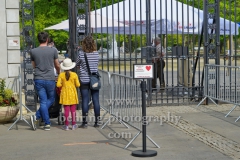 Familie wartet auf Einlass am Eingang Schloss Friedrichsfelde, "Tierpark oeffnet wieder", Berlin, 28.04.2020