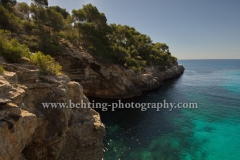 "Cala Santanyi", von Felsen gerahmte Bucht mit dem Felsen "Es Pontas" im Suedosten von Mallorca, 24.06.2016 (Photo: Christian Behring)