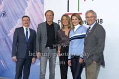 "OLYMPIA 2018", Photo call zm Olympia-Programm von ARD und ZDF, mit Volker Herres, Gerhard Delling, Jessy Wellmer, Katrin Mueller-Hohenstein, Dr. Peter Frey, Radisson Blu Hotel, Berlin, 12.12.2017,