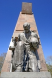Sowjetisches Ehrenmal im Treptower Park, aelterer Soldat, Skulptur eines knienden Soldaten in voller Montur und mit einer Maschinenpistole bewaffnet an der Stirnseite einer stilisierten Fahne,  "STADTANSICHTEN", Berlin, 20.04.2020