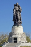 Sowjetisches Ehrenmal im Treptower Park, "Der Befreier", Skulptur von  Jewgeni Wutschetitsch ueber einem begehbaren Pavillon, der auf einem kuenstlich angelegten Grabhugel errichtet wurde, "STADTANSICHTEN", Berlin, 20.04.2020