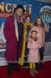 "Roncalli Weihnachtscircus" (21.12.2018 - 06.01.2019 ), Schauspieler und Musiker Reiner Schoene mit Familie, Photo Call am Roten Teppich zur Premiere, Tempodrom, Berlin, 22.12.2018,