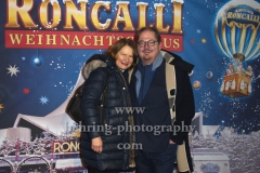 "Roncalli Weihnachtscircus" (21.12.2018 - 06.01.2019 ), Schauspieler Juergen Tarrach und Frau, Photo Call am Roten Teppich zur Premiere, Tempodrom, Berlin, 22.12.2018,