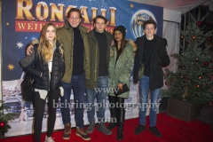 "Roncalli Weihnachtscircus" (21.12.2018 - 06.01.2019 ), Schauspieler Thomas Heinze mit Familie, Photo Call am Roten Teppich zur Premiere, Tempodrom, Berlin, 22.12.2018,