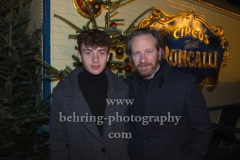 Fabian Busch mit Sohn Levi, "Der 17. Original Roncalli Weihnachtscircus" (17.12.2021 - 02.01.2022), Premiere mit Prominenten am Red Carpet und Show, Tempodrom, Berlin,