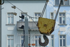 aufgehängte Schuhe an der historischen Krananlage auf dem ehemaligen Gelände des KWO "Karl Liebknecht", "STADTANSICHTEN", Wilhelminenhofstrasse, Berlin, 10.05.2020
